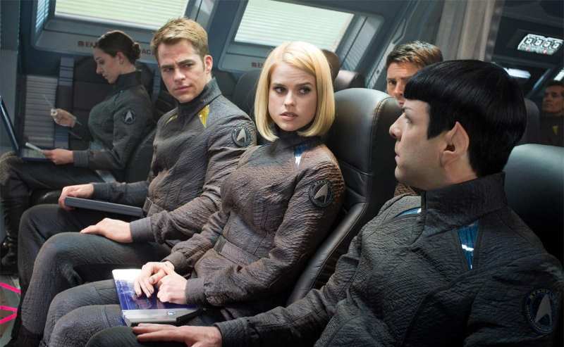 Kirk, Carol Marcus e Spock sentados numa nave em "Além da Escuridão: Star Trek"