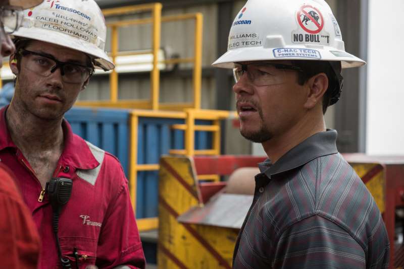 Dylan O'Brien e Mark Wahlberg no filme "Horizonte Produndo"