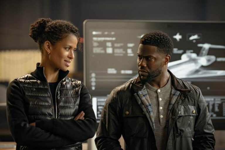 Gugu Mbatha-Raw e Kevin Hart trocam olhares no filme "Lift: Roubo nas Alturas"