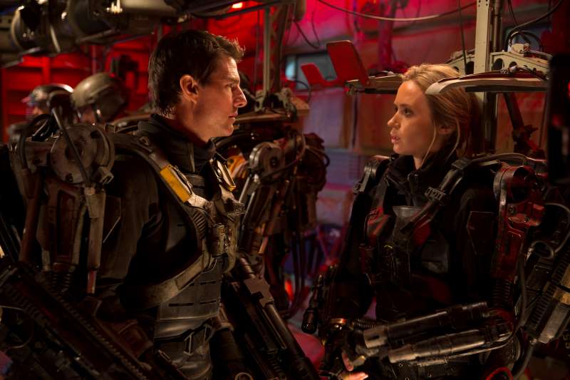 Tom Cruise e Emily Blunt com armaduras futuristas