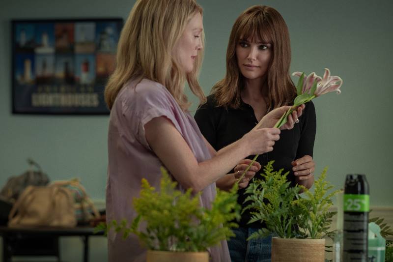 Julianne Moore e Natalie Portman montam arranjo de flores em cena de "Segredos de um Escândalo"