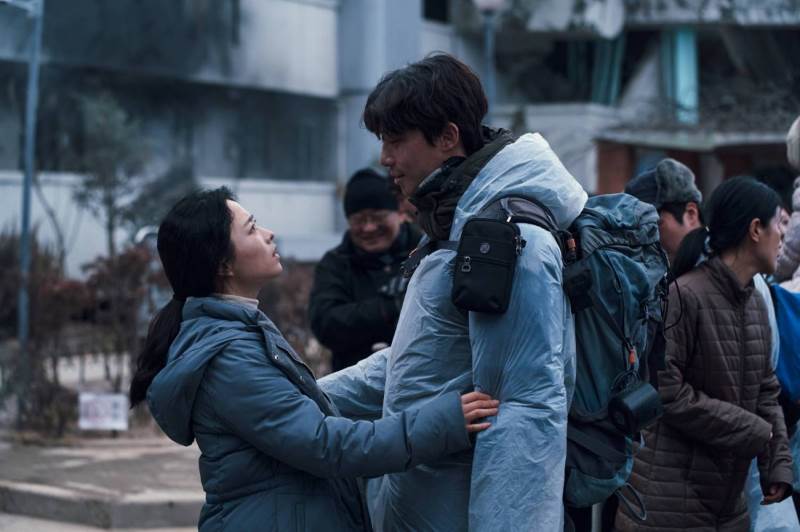 Casal coreano se olha em uma rua destruída pelo terremoto.