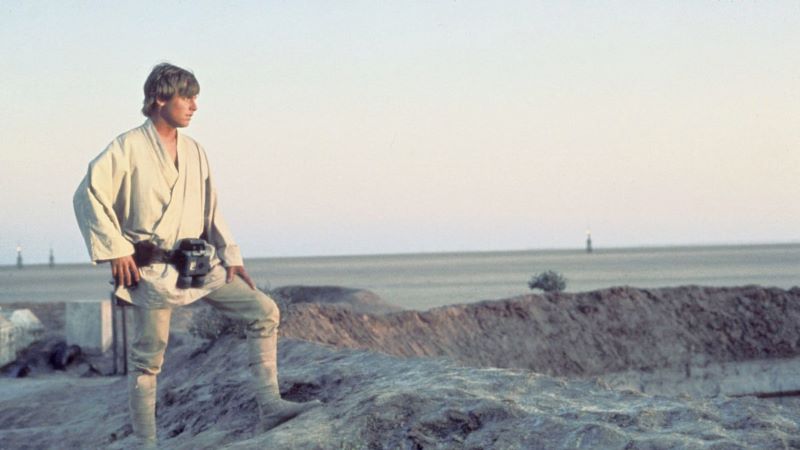 Luke Skywalker olha para o horizonte em "Star Wars: Uma Nova Esperança"