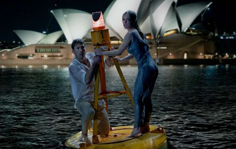 Homem e mulher em cima de uma boia.