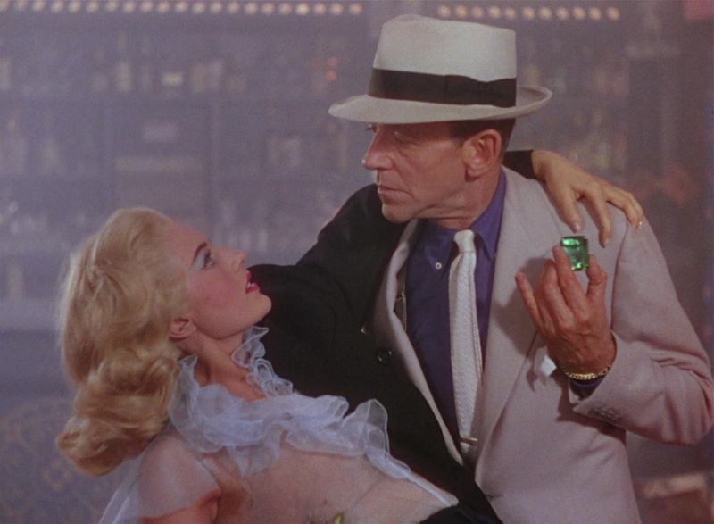 Fred Astaire segura Cyd Charisse (loira) em um número de dança