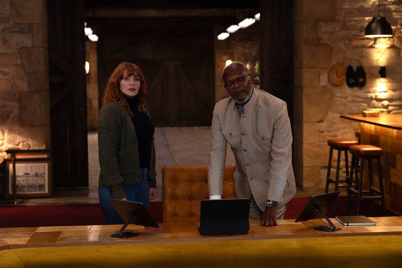 Bryce Dallas Howard e Samuel L. Jackson atrás de uma mesa chique