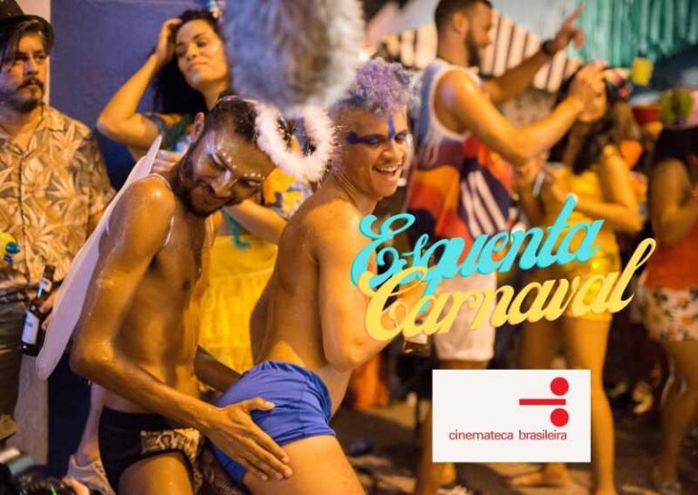 Dois homens dançam no baile de Carnaval