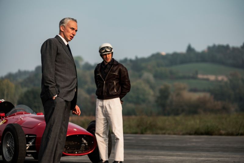 Enzo Ferrari está em primeiro plano e o piloto De Portago em segundo, em cena do filme "Ferrari"