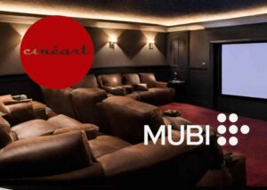 Sala de cinema privada com os logos da Cineart e da MUBI sobrepostos
