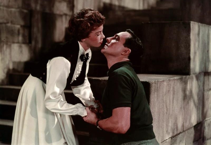 Leslie Caron prestes a beijar Gene Kelly em "Sinfonia de Paris"