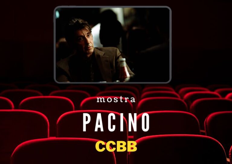 Cinema vazio com filme de Al Pacino na tela ao fundo