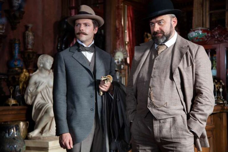 Dois homens em trajes sociais do início do século XX