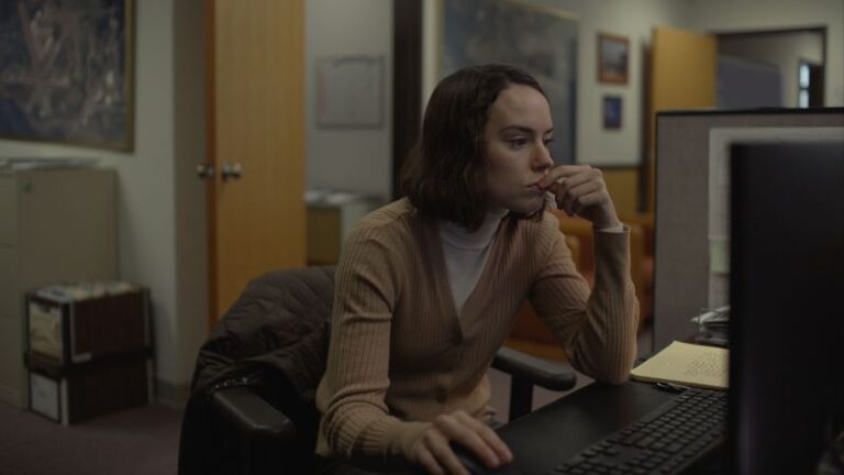 Mulher sentada trabalhando no computador