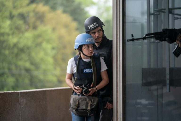 Dois membros da imprensa entram em uma zona de conflito armado.
