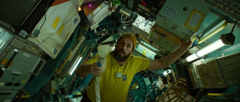 Adam Sandler numa nave espacial no filme "O Astronauta"