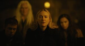 Dakota Fanning em cena do filme "Os Observadores"