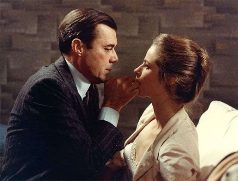 Dirk Bogarde e Charlotte Rampling em cena de "O Porteiro da Noite"