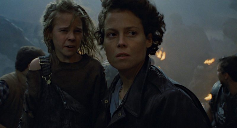 Carrie Henn e Sigourney Weaver em "Aliens: O Resgate"