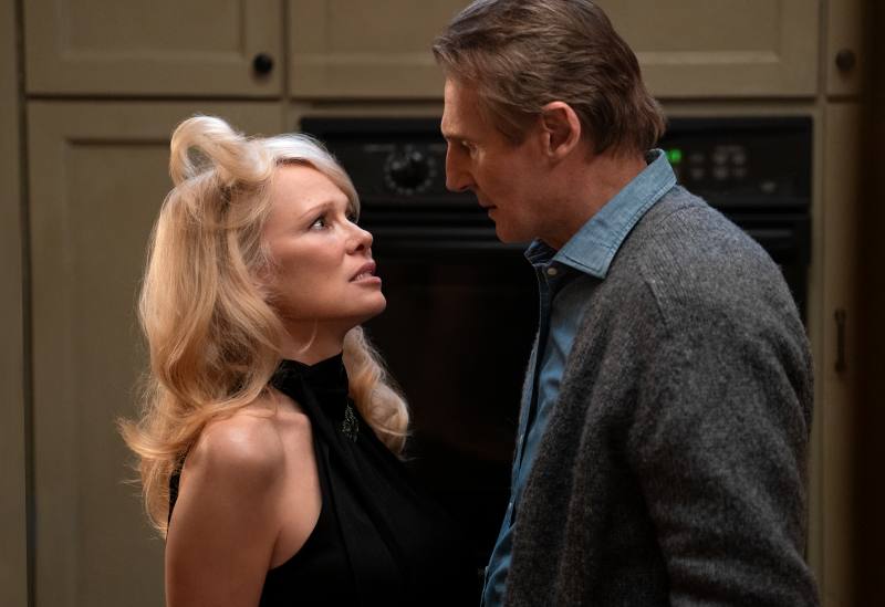 Pamela Anderson e Liam Neeson em "Corra Que a Polícia Vem Aí" (2025)