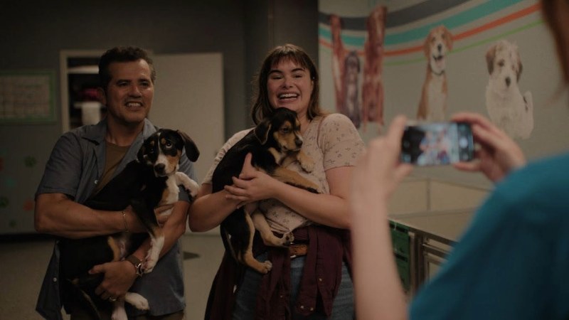 John Leguizamo e Barbie Ferreira em "Um Pai para Lilly"