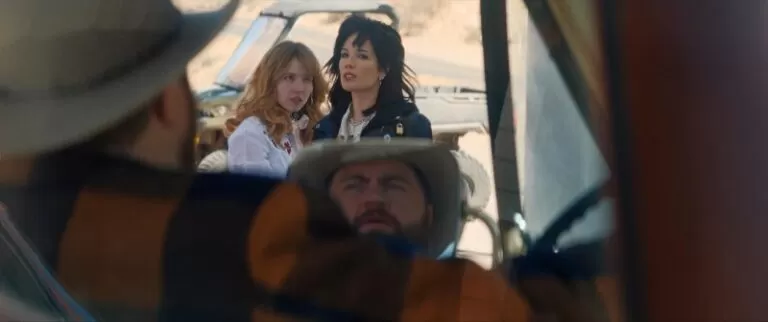 Sydney Sweeney, Paul Walter Hauser, e Halsey em "Americana"