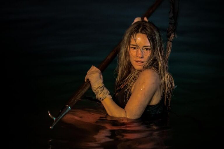 Hassie Harrison em "Animais Perigosos"