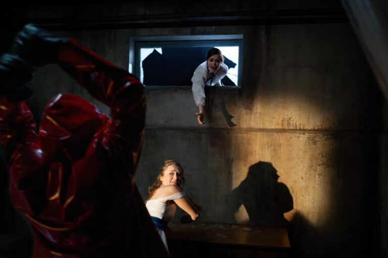 Suzanna Son e India Fowler em "Rua do Medo: Rainha do Baile" (Netflix)