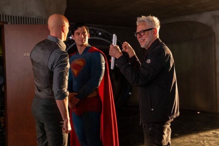 Nicholas Hoult, David Corenswet e James Gunn em "Superman" (divulgação)