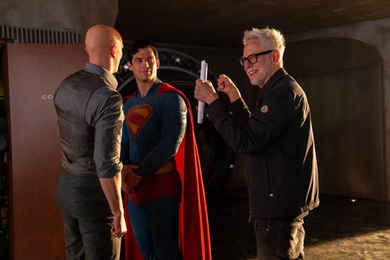 Nicholas Hoult, David Corenswet e James Gunn em "Superman" (divulgação)
