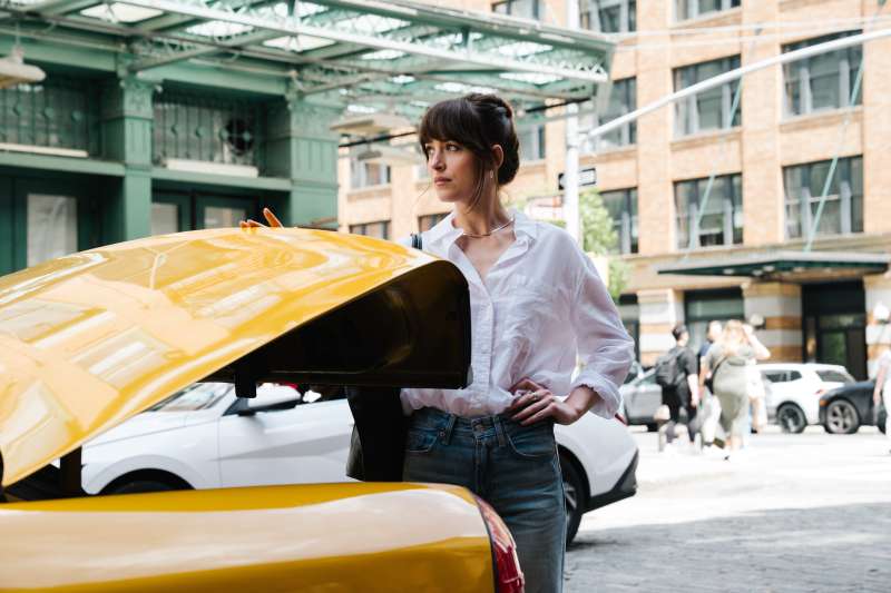 Dakota Johnson em "Amores Materialistas"