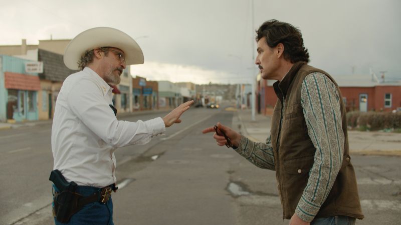 Joaquin Phoenix e Pedro Pascal em "Eddington"