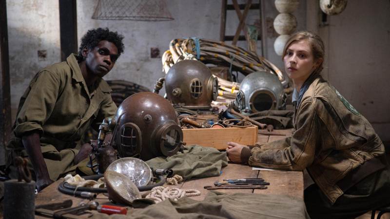 Jacob Junior Nayinggul e Hermione Corfield em "Terror no Rio"