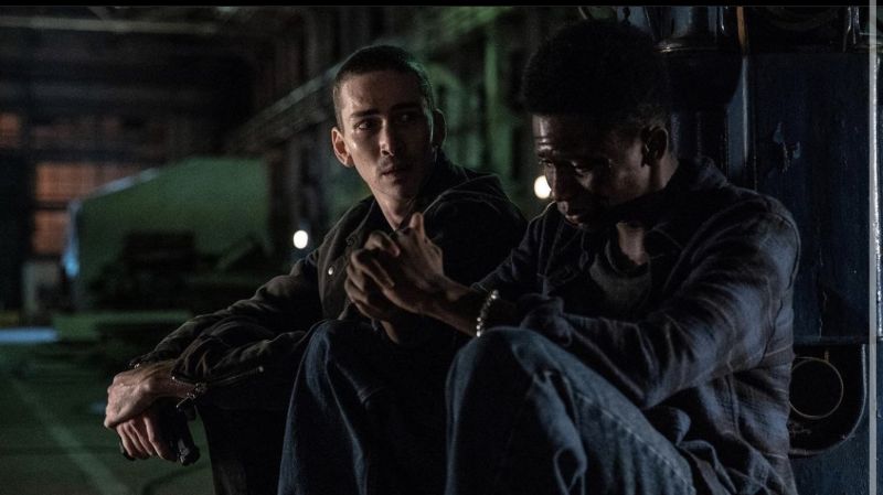 Dylan Arnold e Christopher Ammanuel em "1992"
