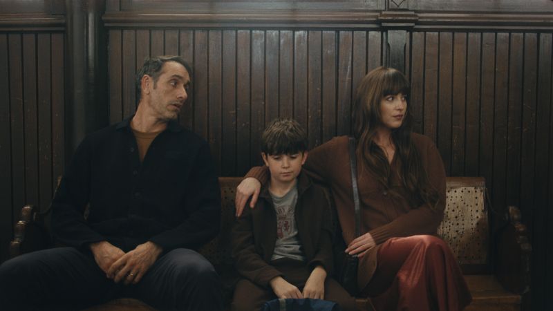 Michael Angelo Covino e Dakota Johnson em "Amores à Parte" (divulgação/Diamond Films)
