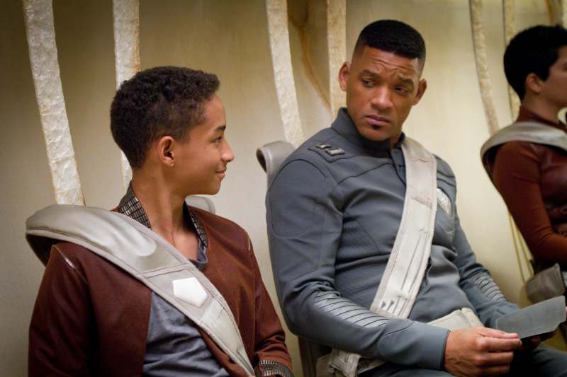 Jaden Smith e Will Smith em "Depois da Terra"