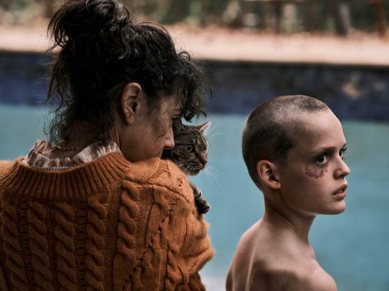 Sally Hawkins e Jonah Wren Phillips em "Faça Ela Voltar" (divulgação/Sony Pictures)
