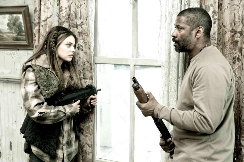 Mila Kunis e Denzel Washington em "O Livro de Eli"