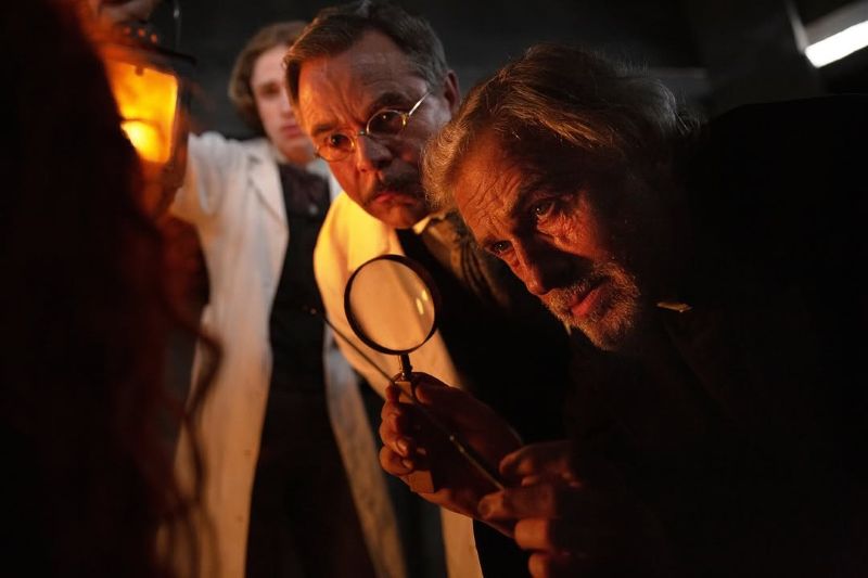 Raphael Luce, Christoph Waltz e Guillaume de Tonquédec em "Drácula - Uma História de Amor Eterno"