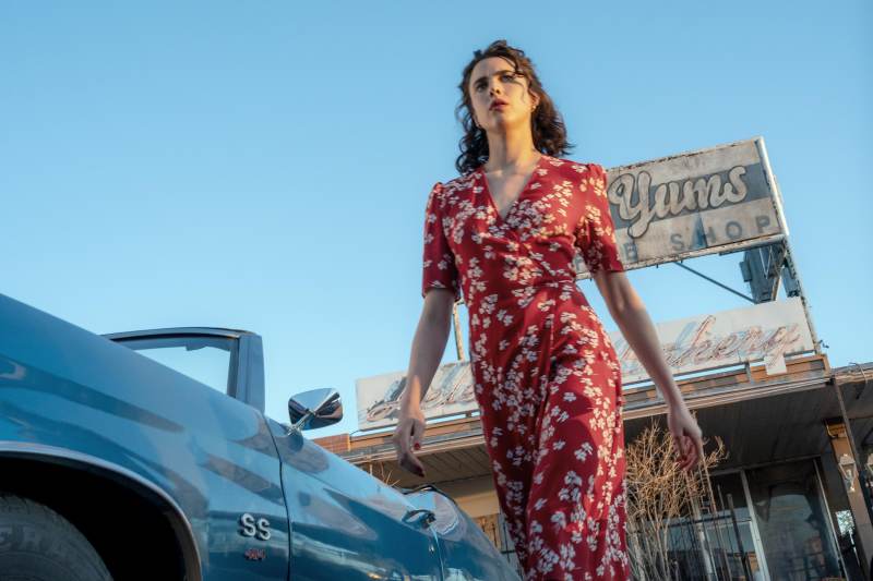 Margaret Qualley em "Honey, Don't"