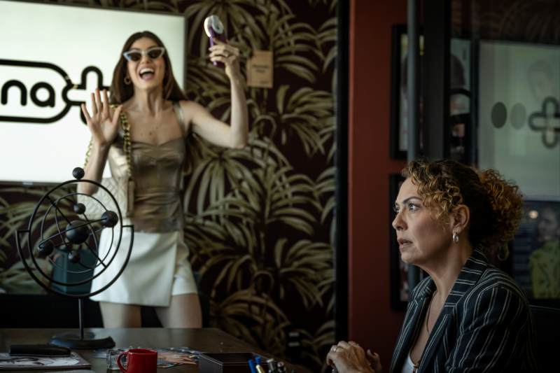 Camila Queiroz e Fabiula Nascimento em "Uma Mulher Sem Filtros" (divulgação/H20 Filmes)