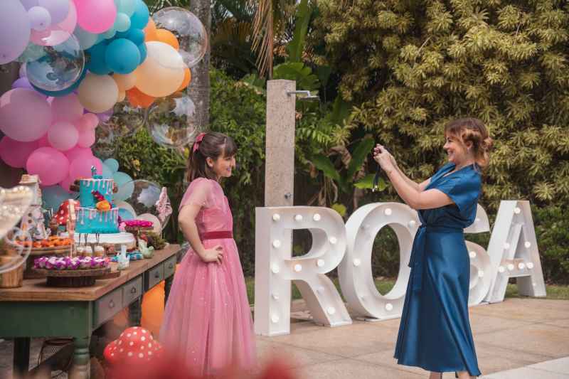 Klara Castanho e Karine Teles em "#SalveRosa" (divulgação: Elo/crédito: Nat Odenbreit)