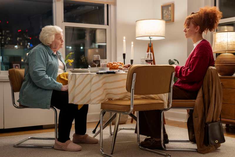 June Squibb e Erin Kellyman em "A Incrível Eleanor" (divulgação/49ª Mostra)
