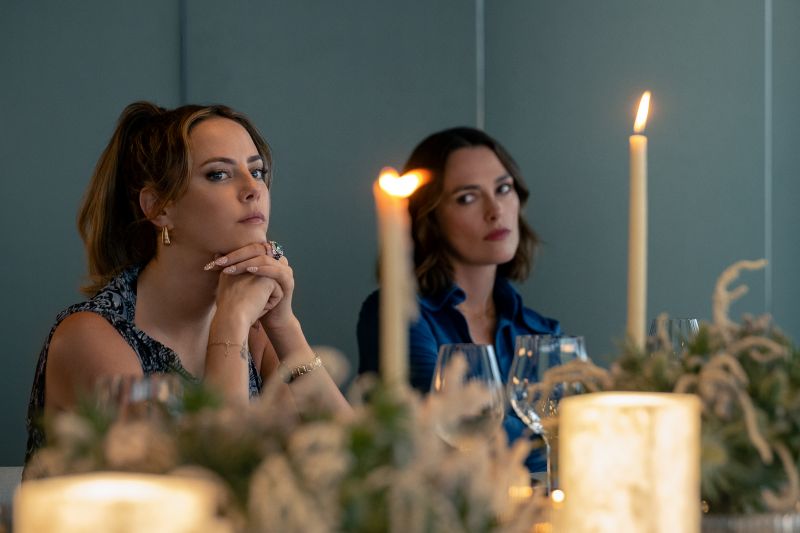 Kaya Scodelario e Keira Knightley em "A Mulher na Cabine 10! (divulgação/Netflix)
