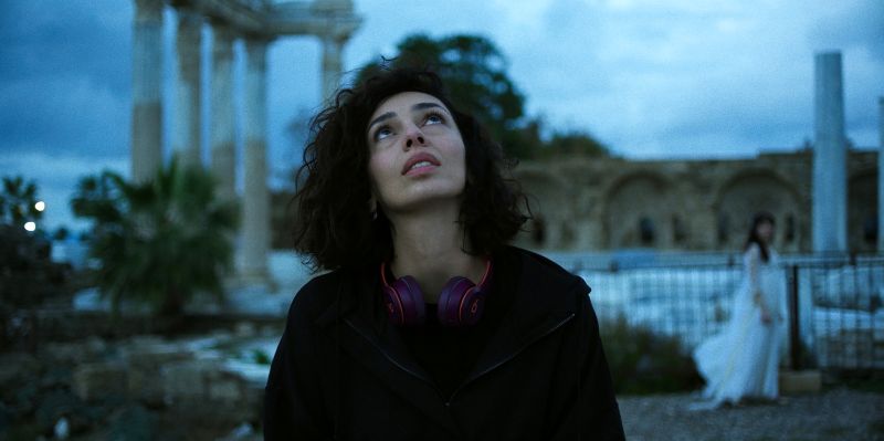 Ezgi̇ Çeli̇k em "Apolo de Dia Atena de Noite" (divulgação/49ª Mostra)