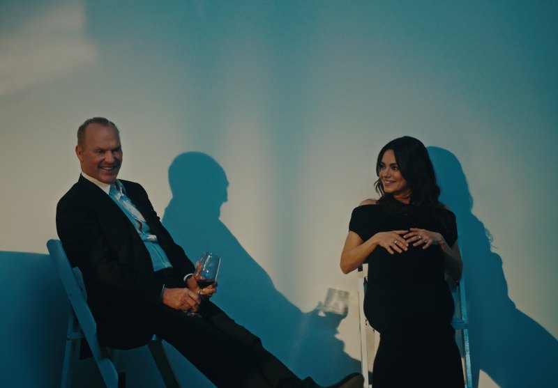 Michael Keaton e Mila Kunis em "Pai do Ano" (divulgação/Diamond Films)