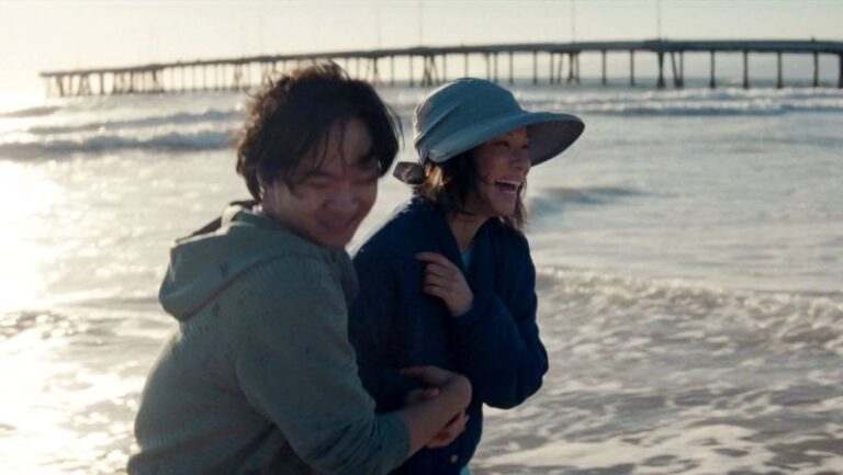 Lawrence Shou e Lucy Liu em "Rosemead" (divulgação/49ª Mostra)