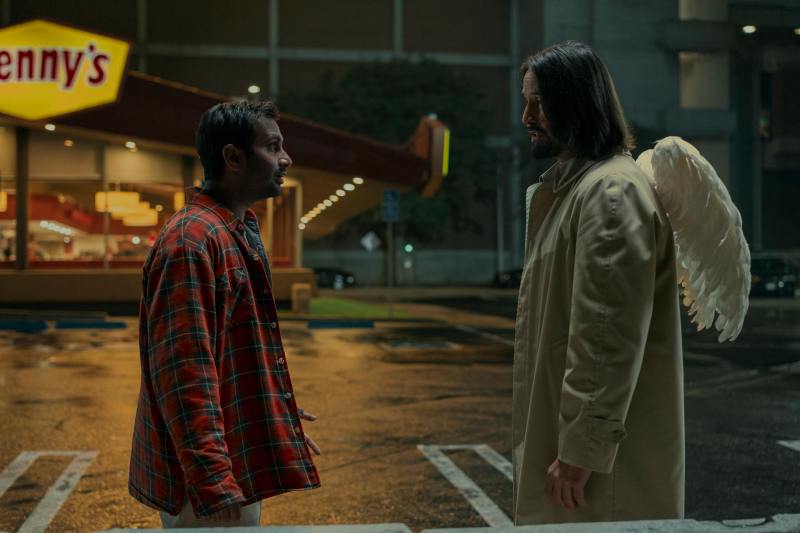 Aziz Ansari e Keanu Reeves em "Quando o Céu se Engana"
