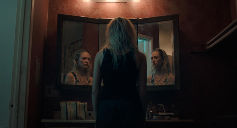 Maika Monroe em uma da várias cenas com espelho em "A Mão Que Balança o Berçõ" (2025)