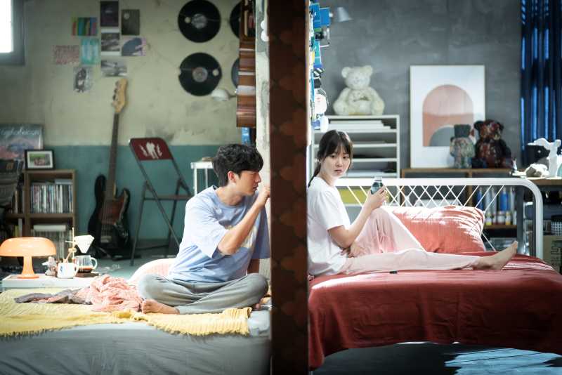 Lee Ji-hoon e Han Seung-yeon em “Meu Pior Vizinho” (divulgação/Sato Company)