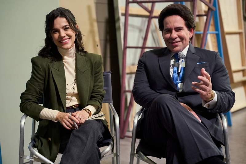 Manu Gavassi e Leandro Hassum em "Silvio Santos Vem Aí!" (divulgação/Paris Filmes)